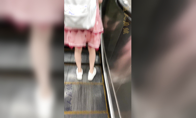 瘋狂偷拍各種小姐姐裙底 邪惡手指開啟 直接用手掀裙子抄底 超邪惡第二彈 超清4K (21)