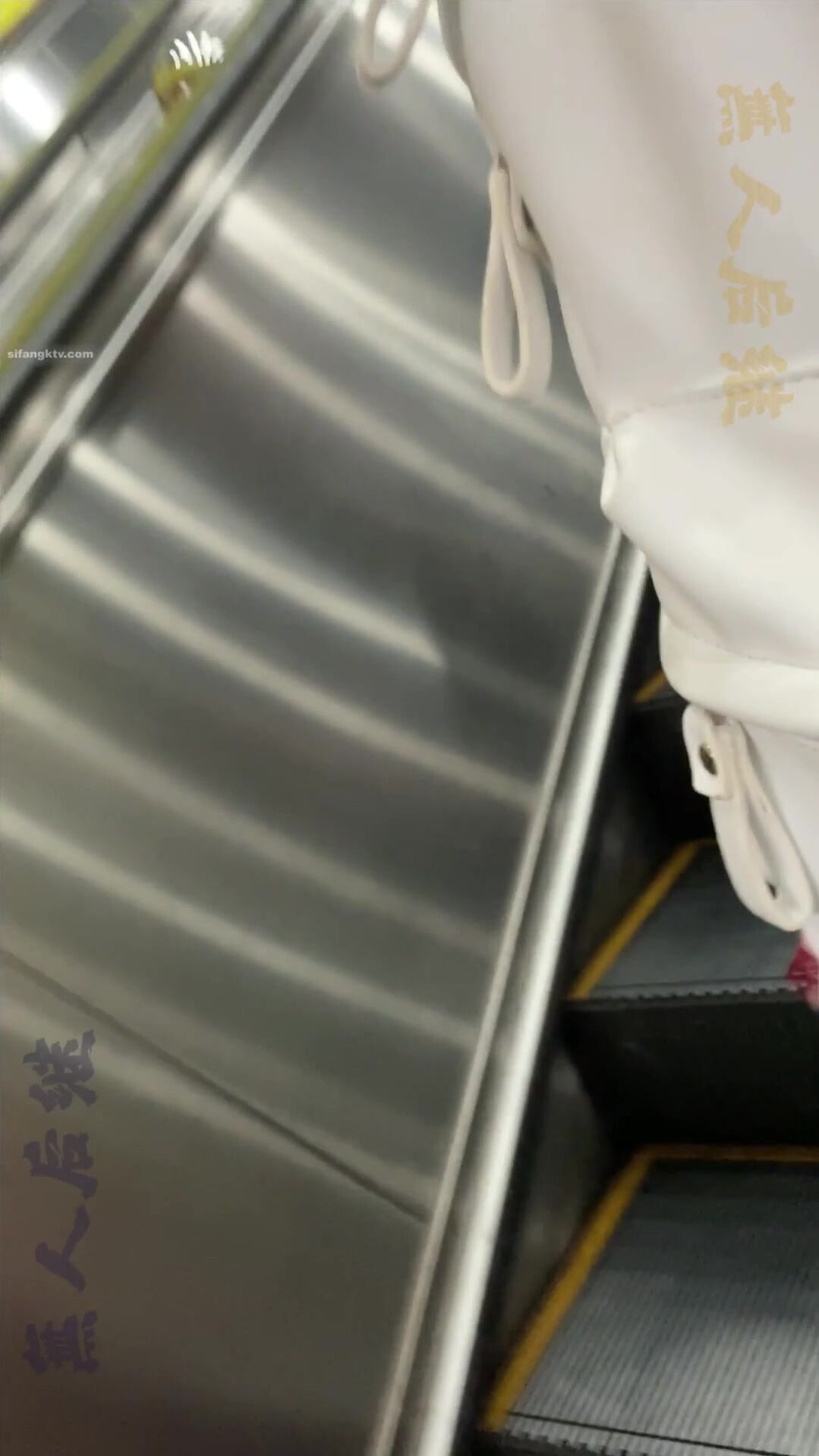 瘋狂偷拍各種小姐姐裙底 邪惡手指開啟 直接用手掀裙子抄底 超邪惡第二彈 超清4K (21)