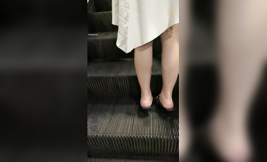 瘋狂偷拍各種小姐姐裙底 邪惡手指開啟 直接用手掀裙子抄底 超邪惡第二彈 超清4K (22)