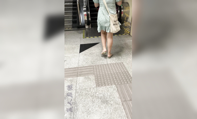 瘋狂偷拍各種小姐姐裙底 邪惡手指開啟 直接用手掀裙子抄底 超邪惡第二彈 超清4K (23)