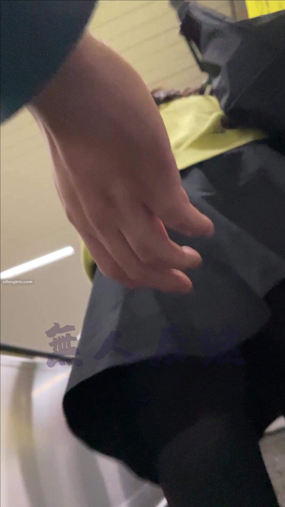 瘋狂偷拍各種小姐姐裙底 邪惡手指開啟 直接用手掀裙子抄底 超邪惡第二彈 超清4K (27)