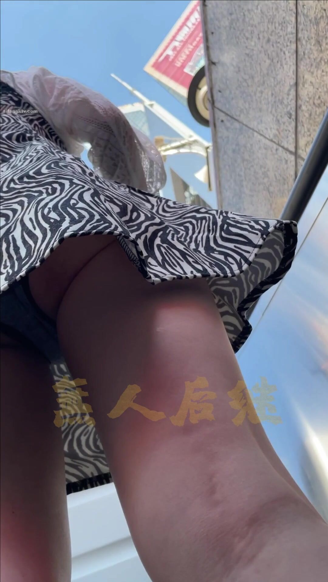 瘋狂偷拍各種小姐姐裙底 邪惡手指開啟 直接用手掀裙子抄底 超邪惡第二彈 超清4K (3)