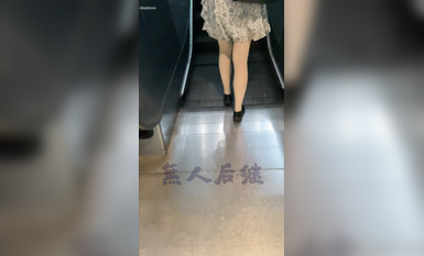 瘋狂偷拍各種小姐姐裙底 邪惡手指開啟 直接用手掀裙子抄底 超邪惡第二彈 超清4K (30)