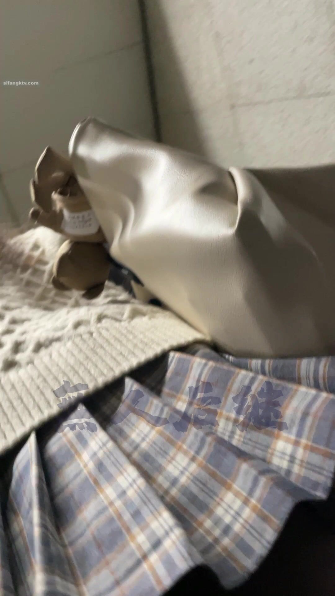 瘋狂偷拍各種小姐姐裙底 邪惡手指開啟 直接用手掀裙子抄底 超邪惡第二彈 超清4K (31)