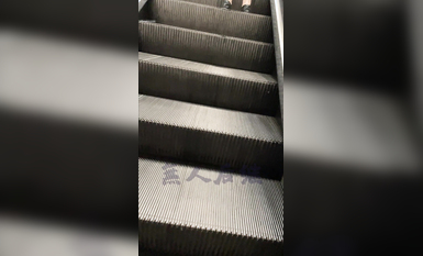 瘋狂偷拍各種小姐姐裙底 邪惡手指開啟 直接用手掀裙子抄底 超邪惡第二彈 超清4K (33)