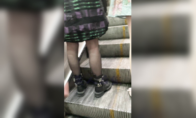 瘋狂偷拍各種小姐姐裙底 邪惡手指開啟 直接用手掀裙子抄底 超邪惡第二彈 超清4K (35)