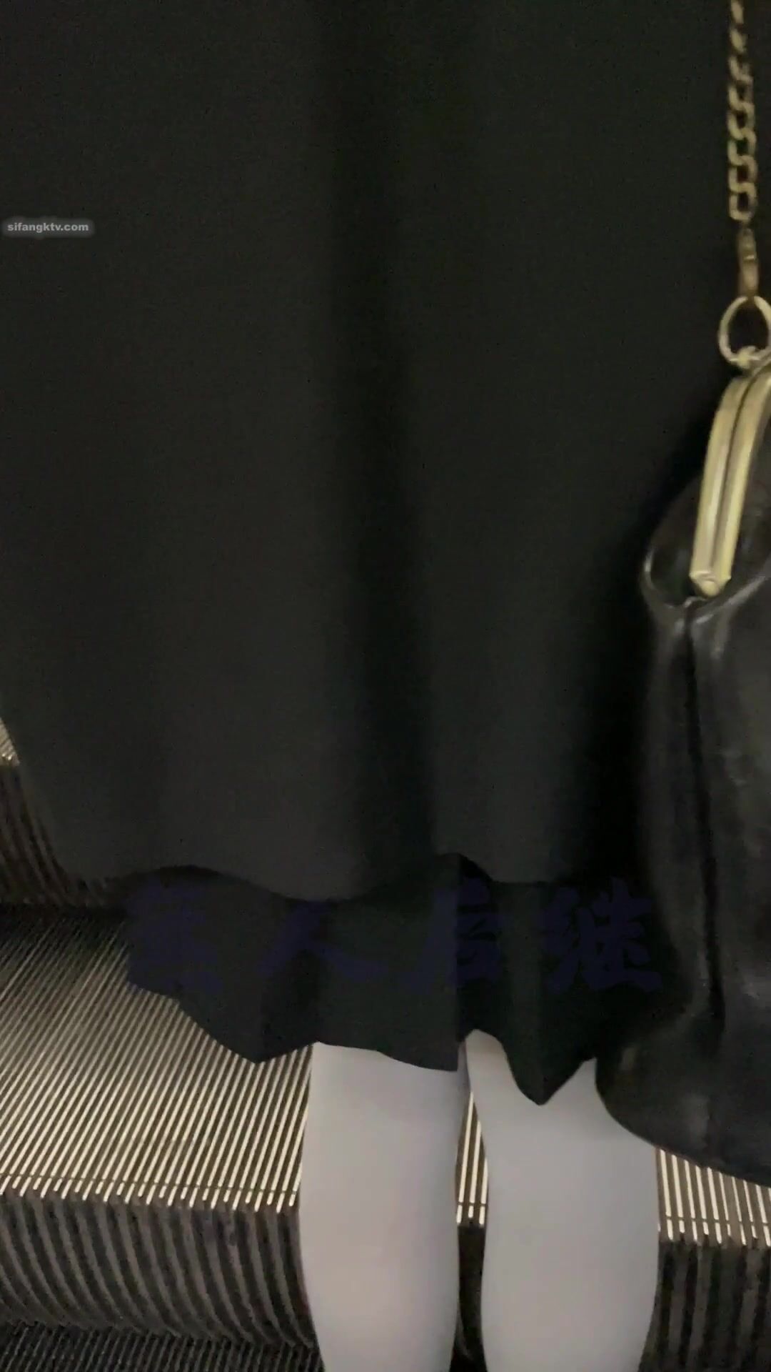 瘋狂偷拍各種小姐姐裙底 邪惡手指開啟 直接用手掀裙子抄底 超邪惡第二彈 超清4K (38)