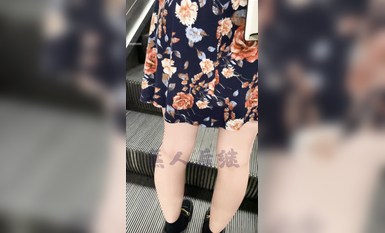 瘋狂偷拍各種小姐姐裙底 邪惡手指開啟 直接用手掀裙子抄底 超邪惡第二彈 超清4K (40)