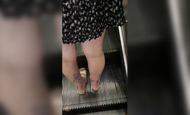 瘋狂偷拍各種小姐姐裙底 邪惡手指開啟 直接用手掀裙子抄底 超邪惡第二彈 超清4K (41)