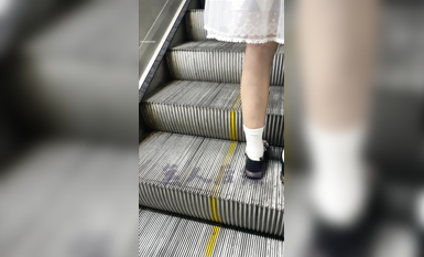 瘋狂偷拍各種小姐姐裙底 邪惡手指開啟 直接用手掀裙子抄底 超邪惡第二彈 超清4K (42)