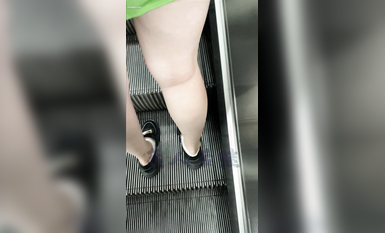 瘋狂偷拍各種小姐姐裙底 邪惡手指開啟 直接用手掀裙子抄底 超邪惡第二彈 超清4K (5)