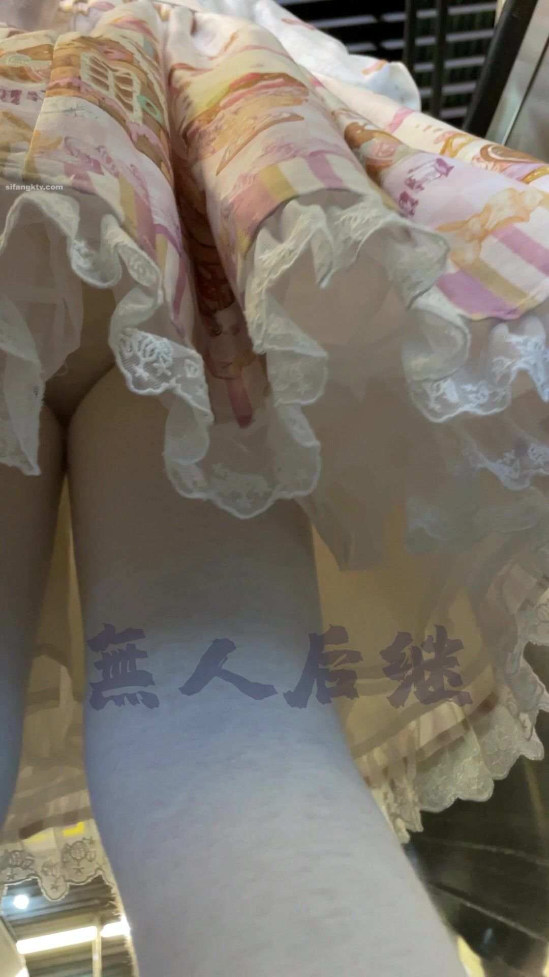 瘋狂偷拍各種小姐姐裙底 邪惡手指開啟 直接用手掀裙子抄底 超邪惡第二彈 超清4K (50)