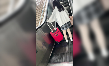 瘋狂偷拍各種小姐姐裙底 邪惡手指開啟 直接用手掀裙子抄底 超邪惡第二彈 超清4K (51)