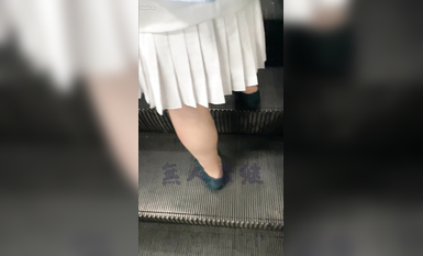 瘋狂偷拍各種小姐姐裙底 邪惡手指開啟 直接用手掀裙子抄底 超邪惡第二彈 超清4K (52)