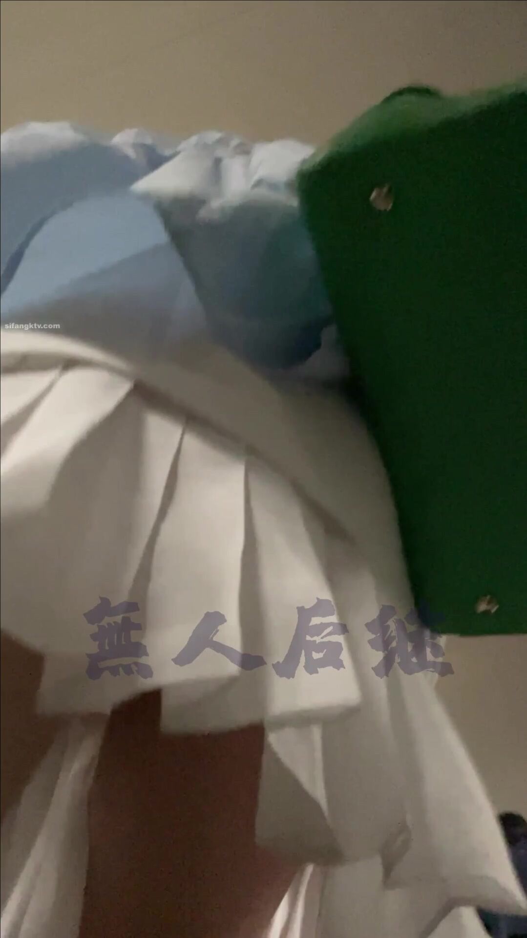 瘋狂偷拍各種小姐姐裙底 邪惡手指開啟 直接用手掀裙子抄底 超邪惡第二彈 超清4K (52)