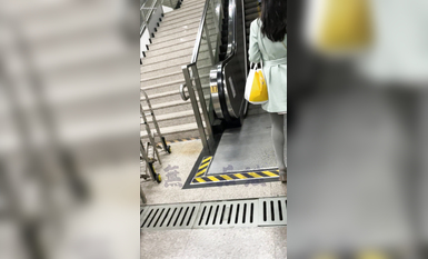 瘋狂偷拍各種小姐姐裙底 邪惡手指開啟 直接用手掀裙子抄底 超邪惡第二彈 超清4K (7)