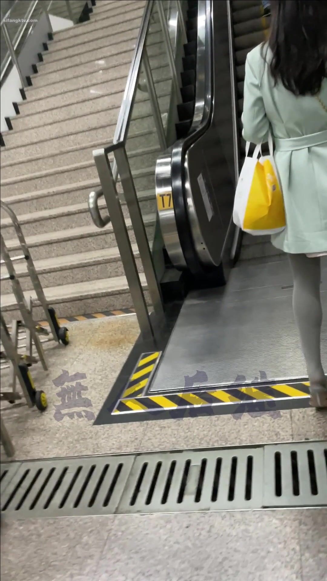 瘋狂偷拍各種小姐姐裙底 邪惡手指開啟 直接用手掀裙子抄底 超邪惡第二彈 超清4K (7)