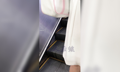 瘋狂偷拍各種小姐姐裙底 邪惡手指開啟 直接用手掀裙子抄底 超邪惡第二彈 超清4K (9)