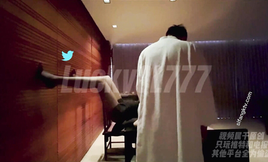 重磅推薦！頂級長腿騷貨 反差婊天花板Lucky 真實換妻，只挑身材好顏值高的猛男，大長腿黑絲OL制服秘書-OL長腿黑絲制服打炮