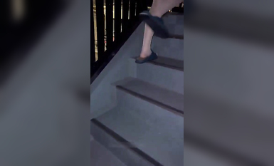 膽大包天！大色狼大神在各種場合，露出雞巴頂到妹子臀部-強襲皮裙肉絲美女