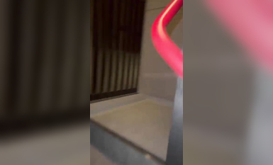 膽大包天！大色狼大神在各種場合，露出雞巴頂到妹子臀部-強襲皮裙肉絲美女