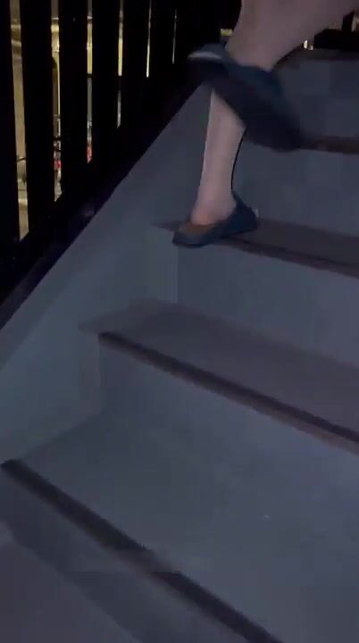 膽大包天！大色狼大神在各種場合，露出雞巴頂到妹子臀部-強襲皮裙肉絲美女