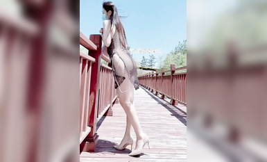 尤物反差婊，推特頂級美腿蜜臀小網紅-LC小狐狸 色女的膽子都是這么大嗎？公共場合如此暴露，大爺們的眼睛都翻直了小視頻集 (65)