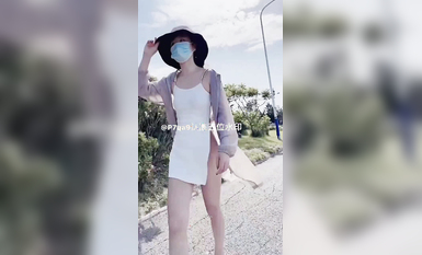 尤物反差婊，推特頂級美腿蜜臀小網紅-LC小狐狸 色女的膽子都是這么大嗎？公共場合如此暴露，大爺們的眼睛都翻直了小視頻集 (51)