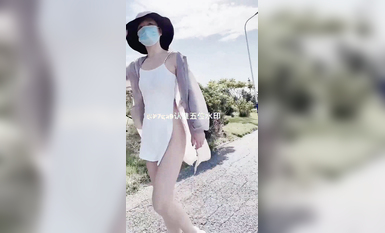 尤物反差婊，推特頂級美腿蜜臀小網紅-LC小狐狸 色女的膽子都是這么大嗎？公共場合如此暴露，大爺們的眼睛都翻直了小視頻集 (51)