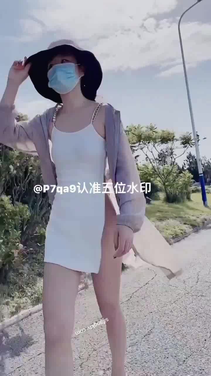 尤物反差婊，推特頂級美腿蜜臀小網紅-LC小狐狸 色女的膽子都是這么大嗎？公共場合如此暴露，大爺們的眼睛都翻直了小視頻集 (51)