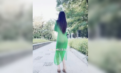 尤物反差婊，推特頂級美腿蜜臀小網紅-LC小狐狸 色女的膽子都是這么大嗎？公共場合如此暴露，大爺們的眼睛都翻直了小視頻集 (104)