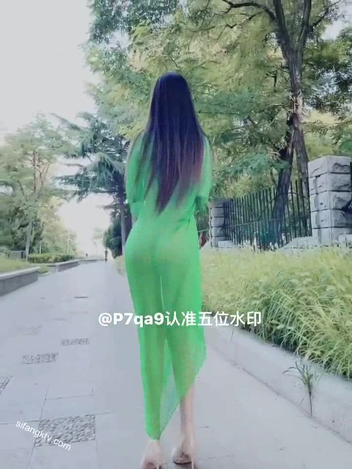 尤物反差婊，推特頂級美腿蜜臀小網紅-LC小狐狸 色女的膽子都是這么大嗎？公共場合如此暴露，大爺們的眼睛都翻直了小視頻集 (104)