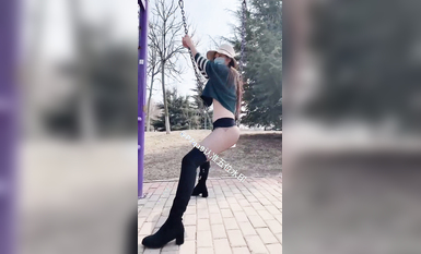 尤物反差婊，推特頂級美腿蜜臀小網紅-LC小狐狸 色女的膽子都是這么大嗎？公共場合如此暴露，大爺們的眼睛都翻直了小視頻集 (95)