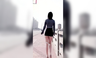 尤物反差婊，推特頂級美腿蜜臀小網紅-LC小狐狸 色女的膽子都是這么大嗎？公共場合如此暴露，大爺們的眼睛都翻直了小視頻集 (97)