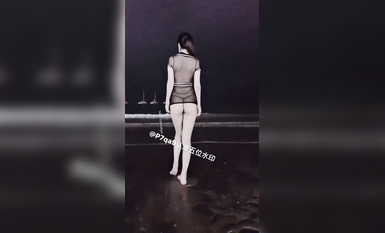 尤物反差婊，推特頂級美腿蜜臀小網紅-LC小狐狸 色女的膽子都是這么大嗎？公共場合如此暴露，大爺們的眼睛都翻直了小視頻集 (15)