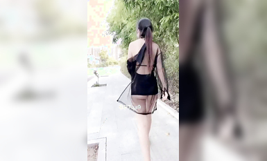 尤物反差婊，推特頂級美腿蜜臀小網紅-LC小狐狸 色女的膽子都是這么大嗎？公共場合如此暴露，大爺們的眼睛都翻直了小視頻集 (70)