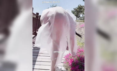 尤物反差婊，推特頂級美腿蜜臀小網紅-LC小狐狸 色女的膽子都是這么大嗎？公共場合如此暴露，大爺們的眼睛都翻直了小視頻集 (53)