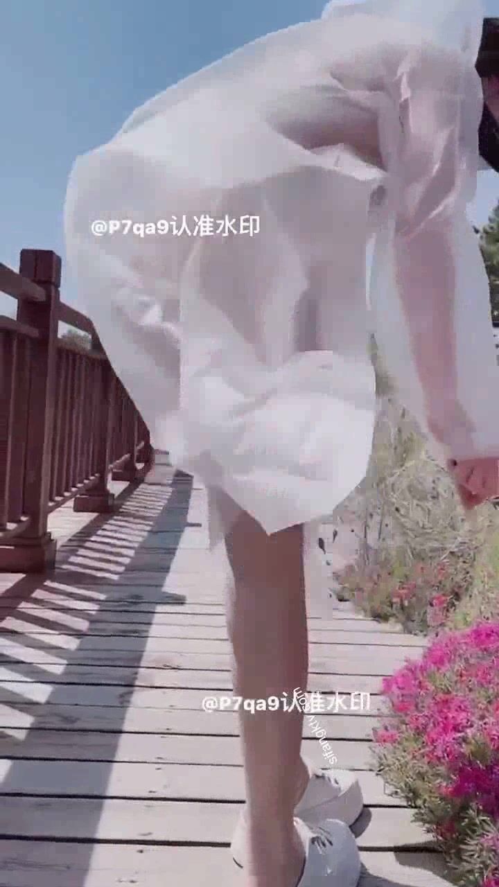 尤物反差婊，推特頂級美腿蜜臀小網紅-LC小狐狸 色女的膽子都是這么大嗎？公共場合如此暴露，大爺們的眼睛都翻直了小視頻集 (53)