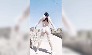 尤物反差婊，推特頂級美腿蜜臀小網紅-LC小狐狸 色女的膽子都是這么大嗎？公共場合如此暴露，大爺們的眼睛都翻直了小視頻集 (32)