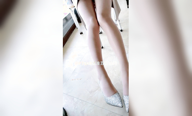 尤物反差婊，推特頂級美腿蜜臀小網紅-LC小狐狸 色女的膽子都是這么大嗎？公共場合如此暴露，大爺們的眼睛都翻直了小視頻集 (83)