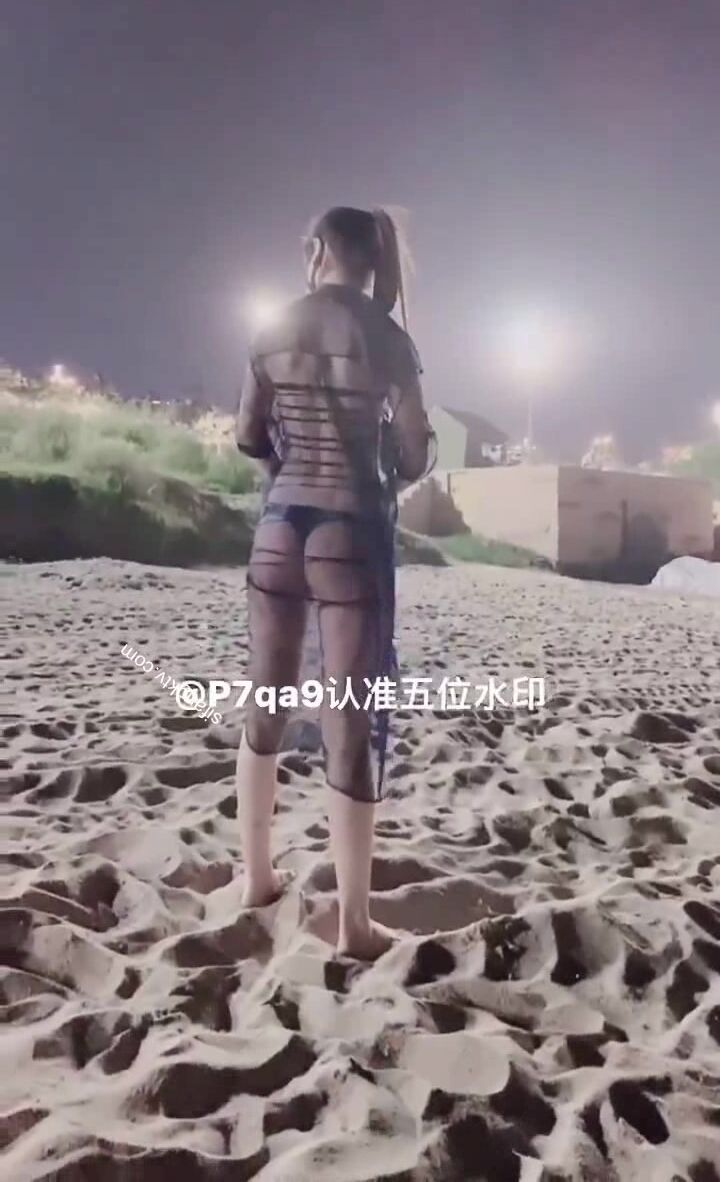 尤物反差婊，推特頂級美腿蜜臀小網紅-LC小狐狸 色女的膽子都是這么大嗎？公共場合如此暴露，大爺們的眼睛都翻直了小視頻集 (6)