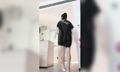 尤物反差婊，推特頂級美腿蜜臀小網紅-LC小狐狸 色女的膽子都是這么大嗎？公共場合如此暴露，大爺們的眼睛都翻直了小視頻集 (27)