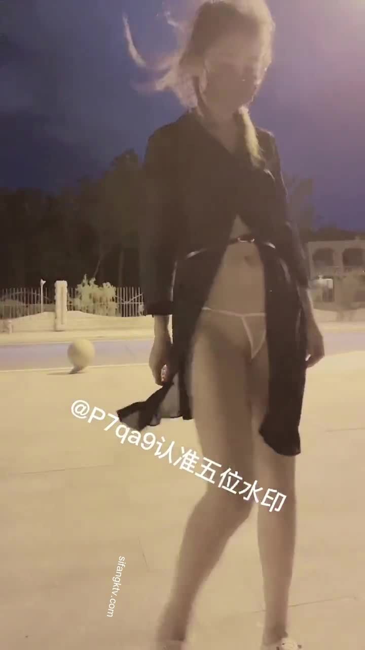 尤物反差婊，推特頂級美腿蜜臀小網紅-LC小狐狸 色女的膽子都是這么大嗎？公共場合如此暴露，大爺們的眼睛都翻直了小視頻集 (37)