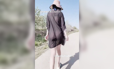 尤物反差婊，推特頂級美腿蜜臀小網紅-LC小狐狸 色女的膽子都是這么大嗎？公共場合如此暴露，大爺們的眼睛都翻直了小視頻集 (39)