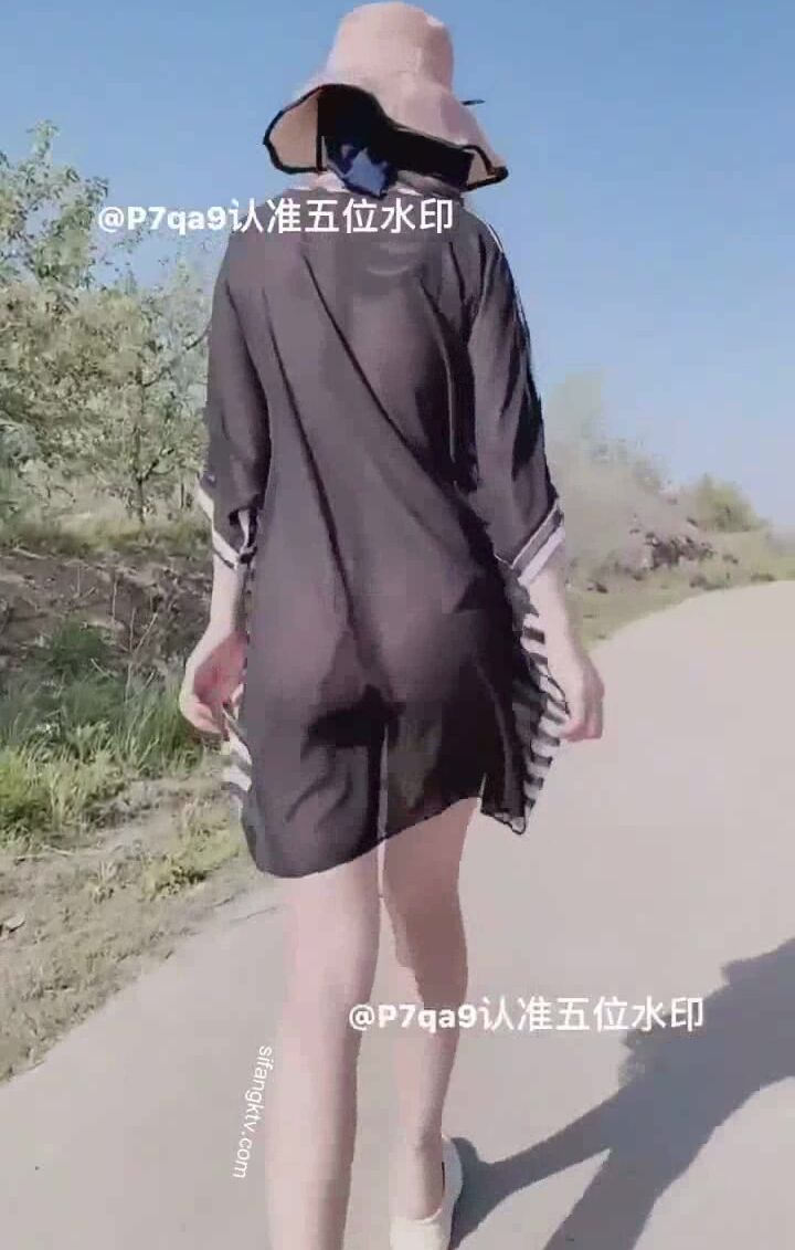 尤物反差婊，推特頂級美腿蜜臀小網紅-LC小狐狸 色女的膽子都是這么大嗎？公共場合如此暴露，大爺們的眼睛都翻直了小視頻集 (39)
