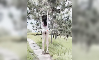 尤物反差婊，推特頂級美腿蜜臀小網紅-LC小狐狸 色女的膽子都是這么大嗎？公共場合如此暴露，大爺們的眼睛都翻直了小視頻集 (14)