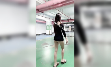 尤物反差婊，推特頂級美腿蜜臀小網紅-LC小狐狸 色女的膽子都是這么大嗎？公共場合如此暴露，大爺們的眼睛都翻直了小視頻集 (88)