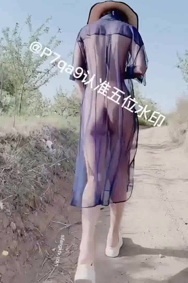 尤物反差婊，推特頂級美腿蜜臀小網紅-LC小狐狸 色女的膽子都是這么大嗎？公共場合如此暴露，大爺們的眼睛都翻直了小視頻集 (80)