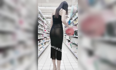 尤物反差婊，推特頂級美腿蜜臀小網紅-LC小狐狸 色女的膽子都是這么大嗎？公共場合如此暴露，大爺們的眼睛都翻直了小視頻集 (72)