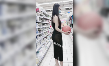 尤物反差婊，推特頂級美腿蜜臀小網紅-LC小狐狸 色女的膽子都是這么大嗎？公共場合如此暴露，大爺們的眼睛都翻直了小視頻集 (72)